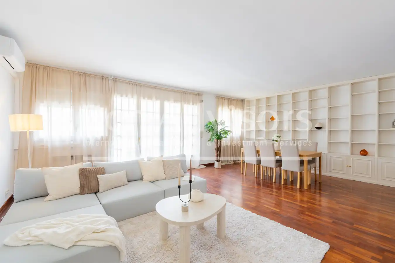 Sala d'estar de Casa adosada en venda en Sant Just Desvern amb Aire condicionat, Calefacció i Parquet