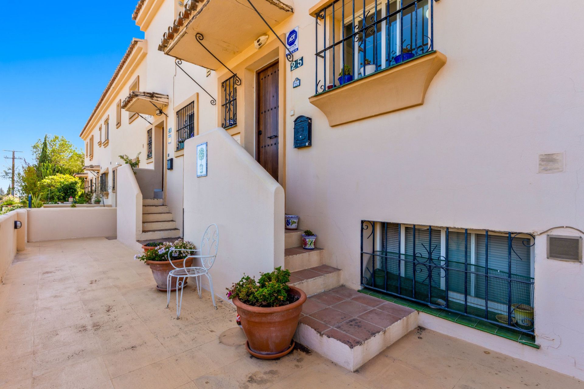 Vista exterior de Casa adosada en venda en Marbella amb Aire condicionat, Jardí privat i Terrassa