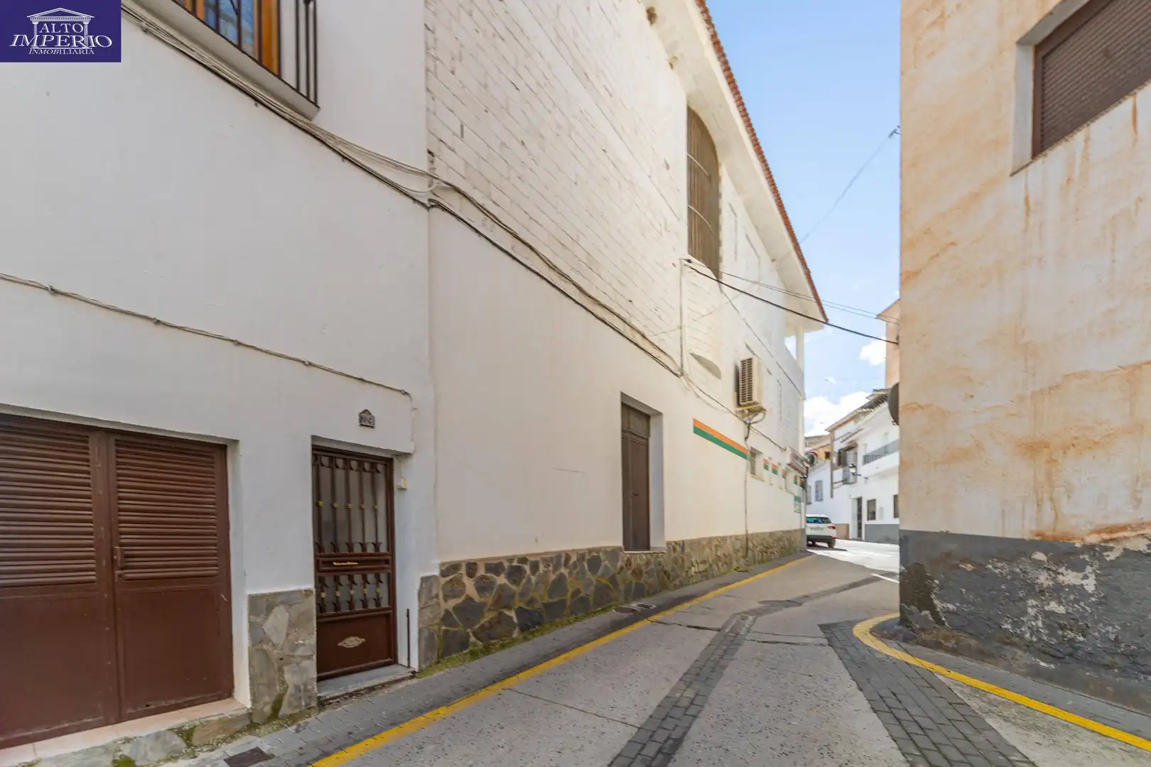Außenansicht von Einfamilien-Reihenhaus zum Verkauf in La Peza mit Balkon