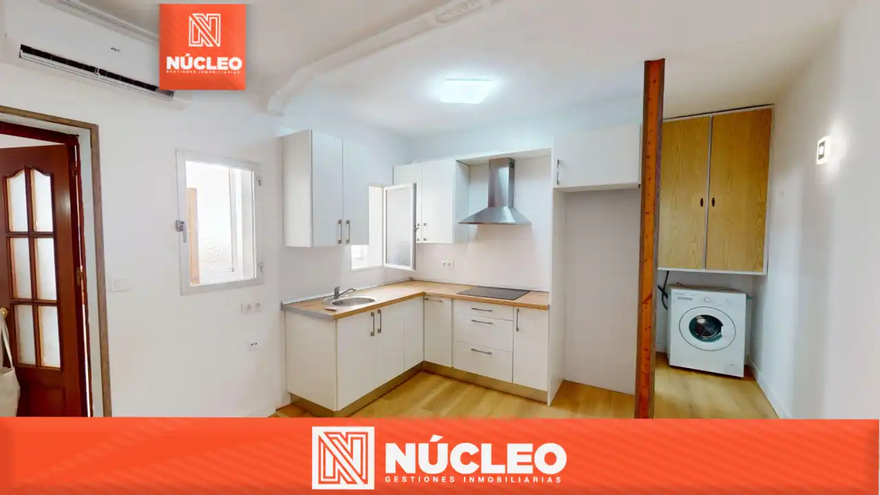 Küche von Wohnung zum Verkauf in Almería mit Klimaanlage und Waschmaschine