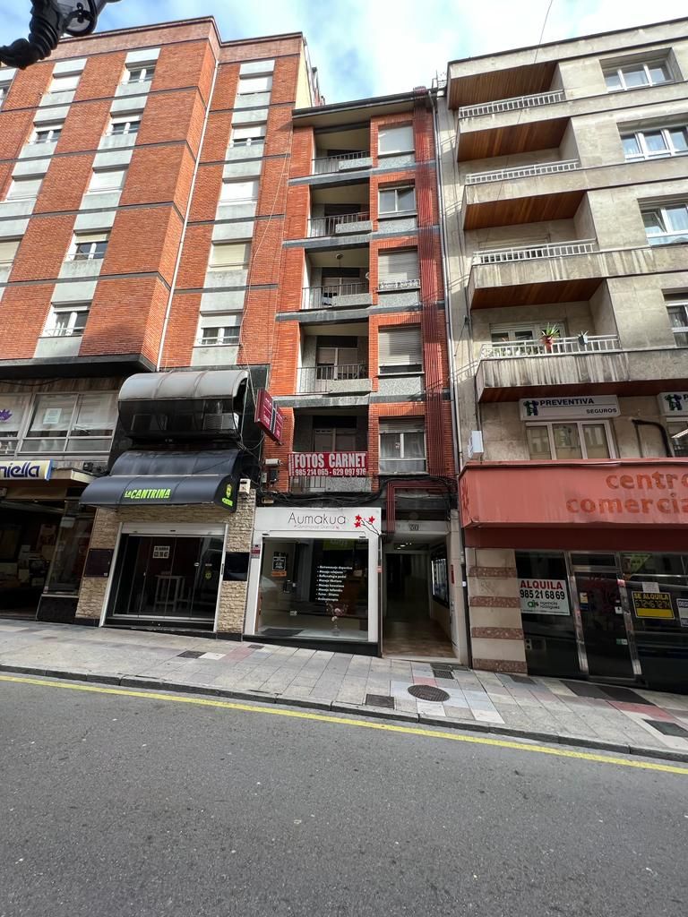 Vista exterior de Local en venta en Oviedo 
