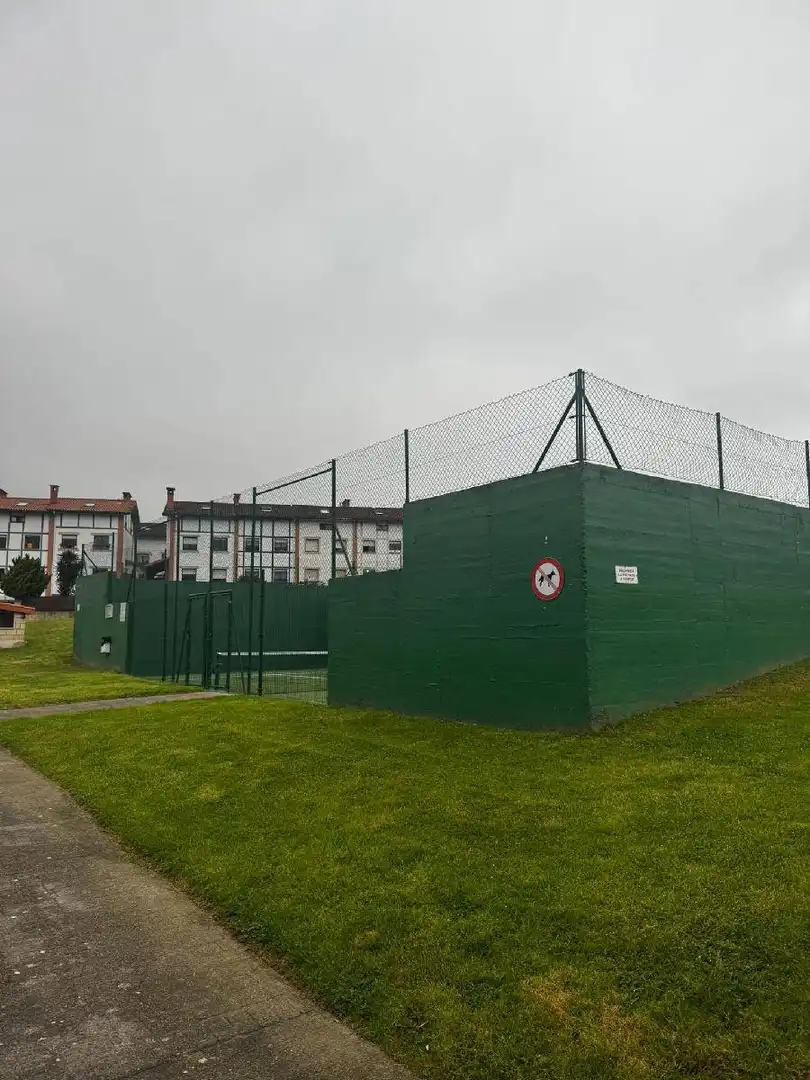 Aparcament de Casa o xalet en venda en Castro-Urdiales amb Calefacció, Jardí privat i Terrassa