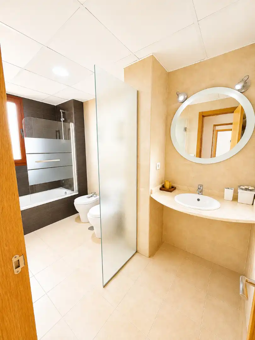 Bathroom of Flat for sale in Sevilla  with Air Conditioner and Community pool