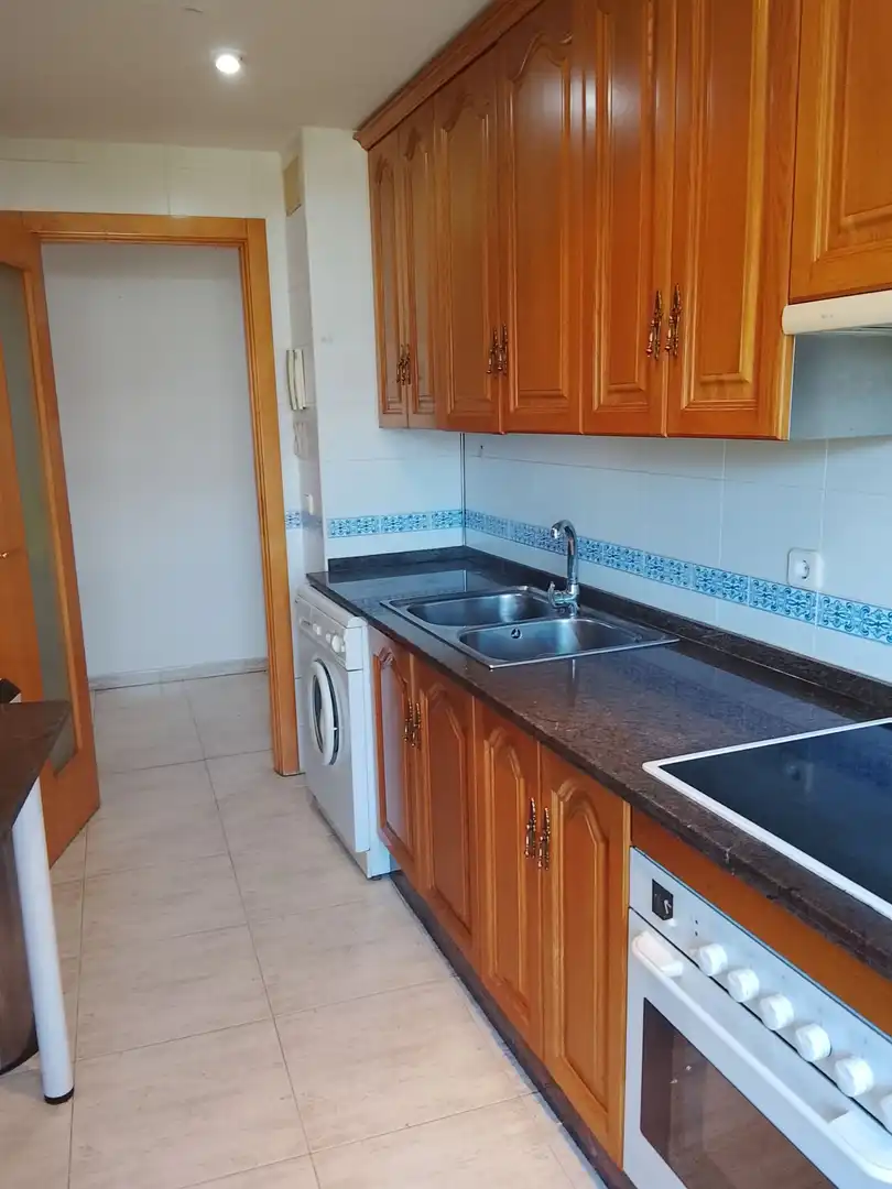 Küche von Wohnung zum Verkauf in Madrigal de la Vera mit Klimaanlage, Heizung und Möbliert