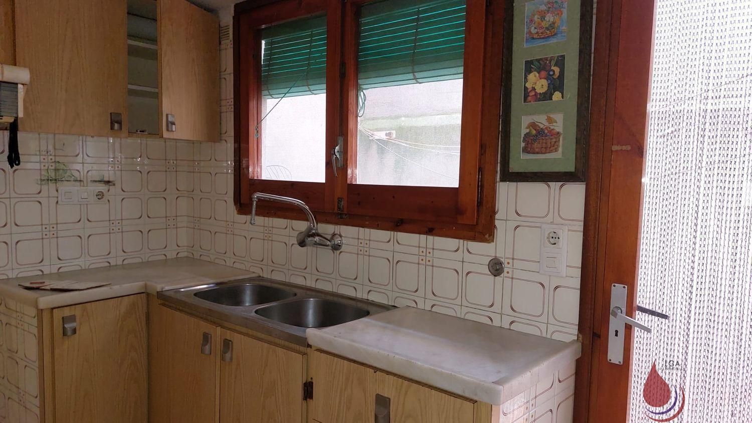 Cuina de Casa adosada en venda en El Pla de Santa Maria amb Calefacció