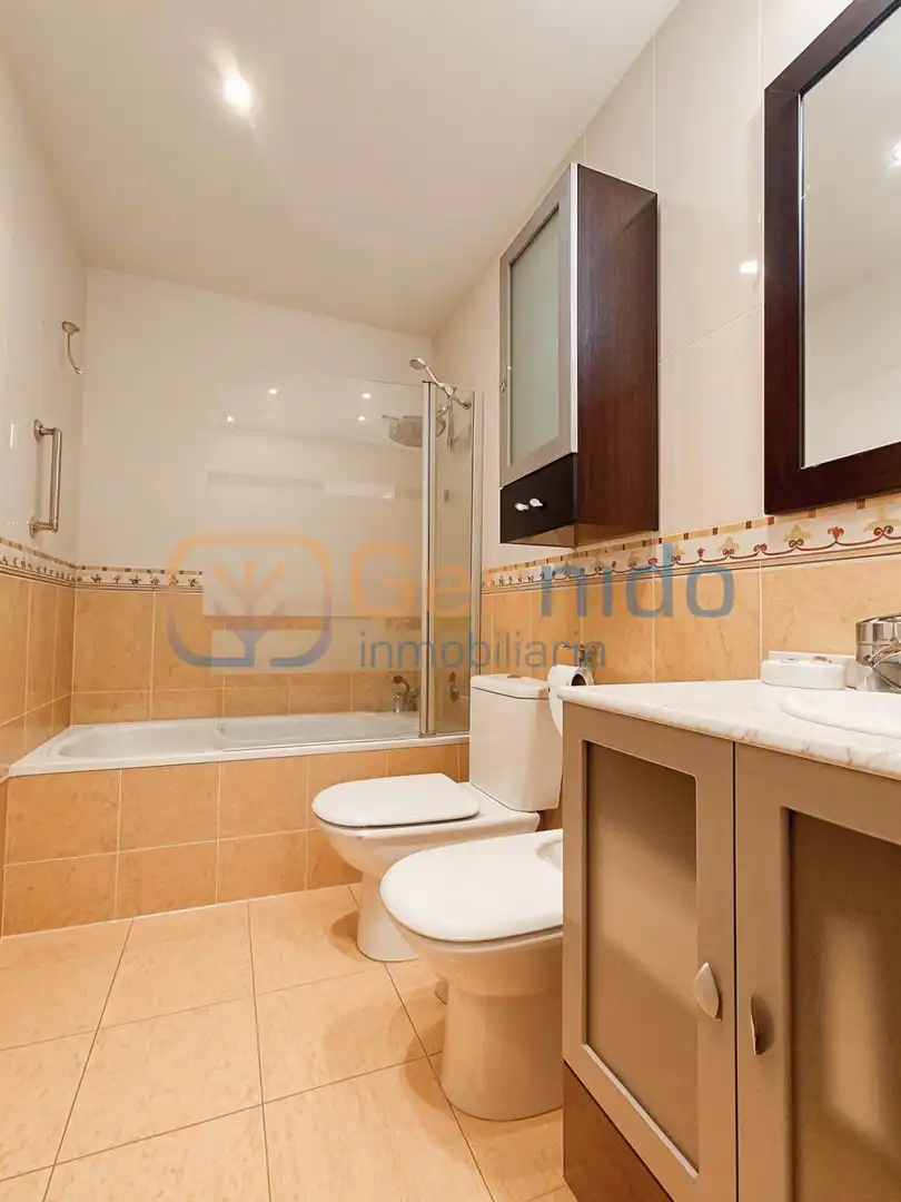 Baño de Piso en venta en Palazuelos de Eresma con Calefacción, Jardín privado y Parquet