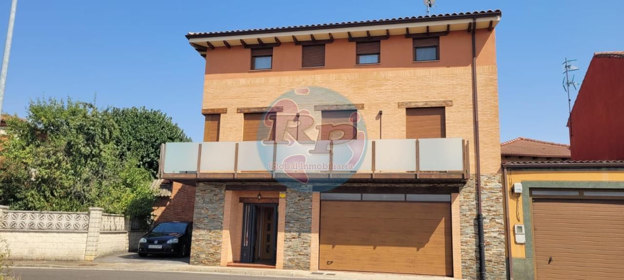 Vista exterior de Casa o xalet en venda en Onzonilla amb Calefacció, Parquet i Terrassa