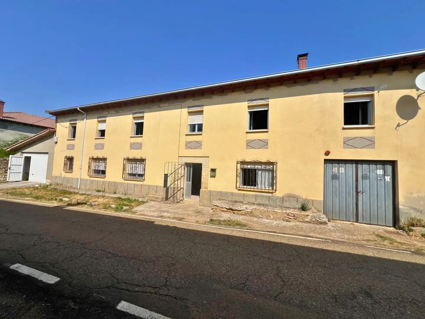Vista exterior de Casa o xalet en venda en Dehesa de Montejo amb Calefacció i Moblat