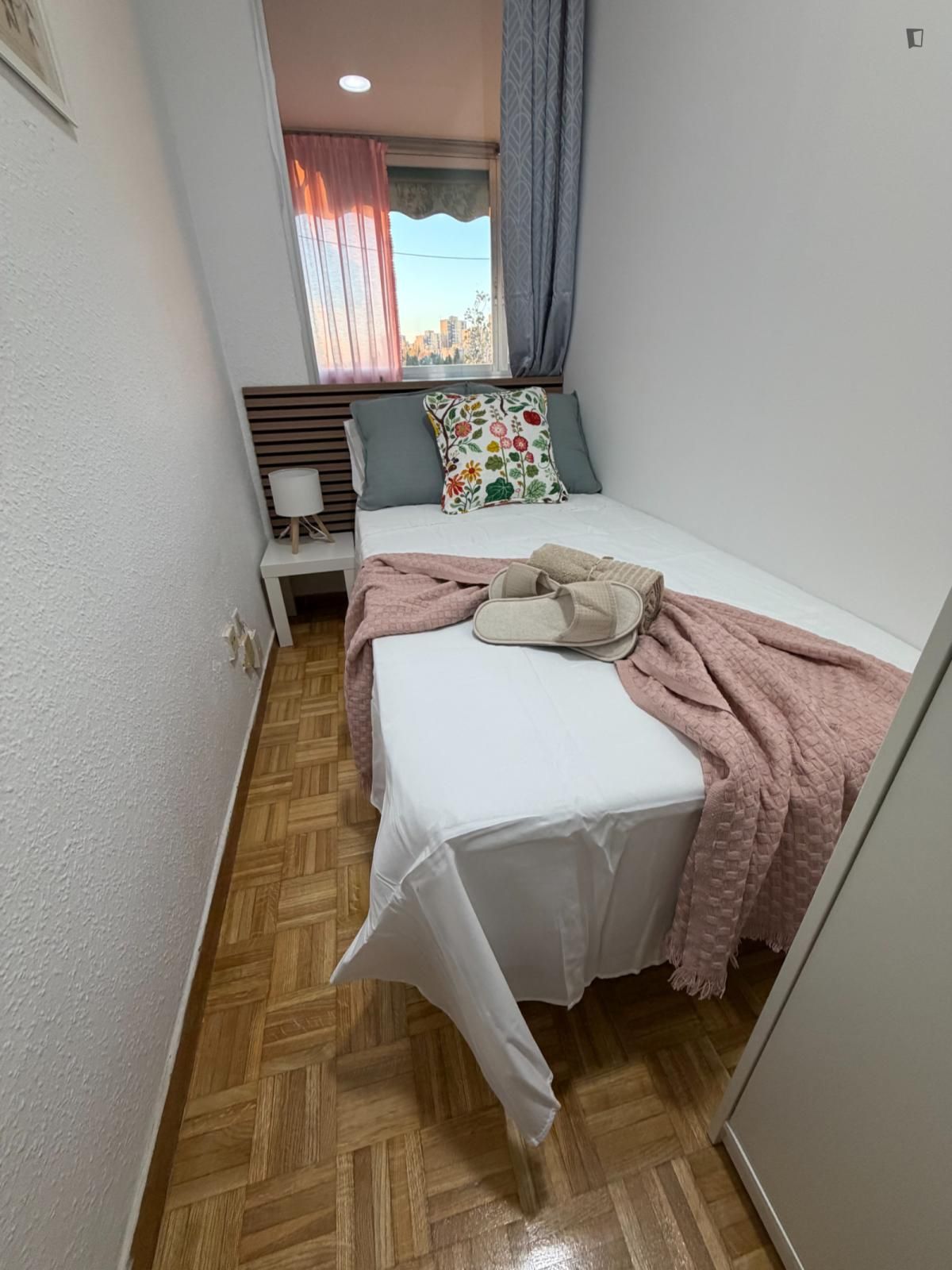 Dormitori de Apartament per a compartir en  Madrid Capital amb Calefacció, Moblat i Forn