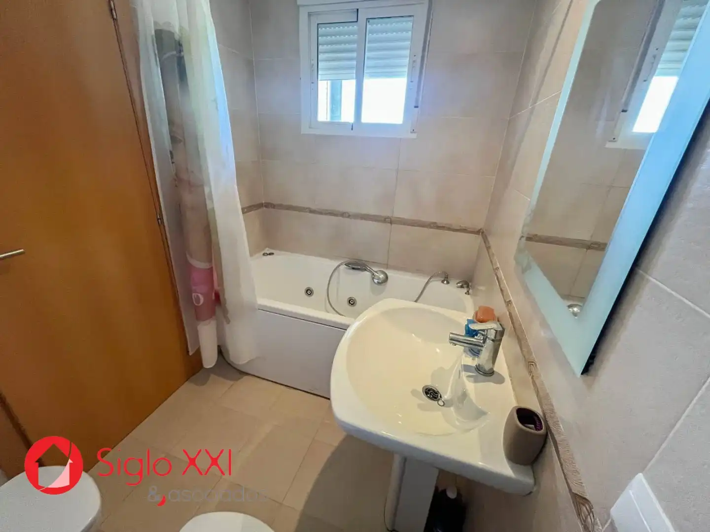 Badezimmer von Einfamilien-Reihenhaus zum Verkauf in Almazora / Almassora mit Klimaanlage, Heizung und Terrasse