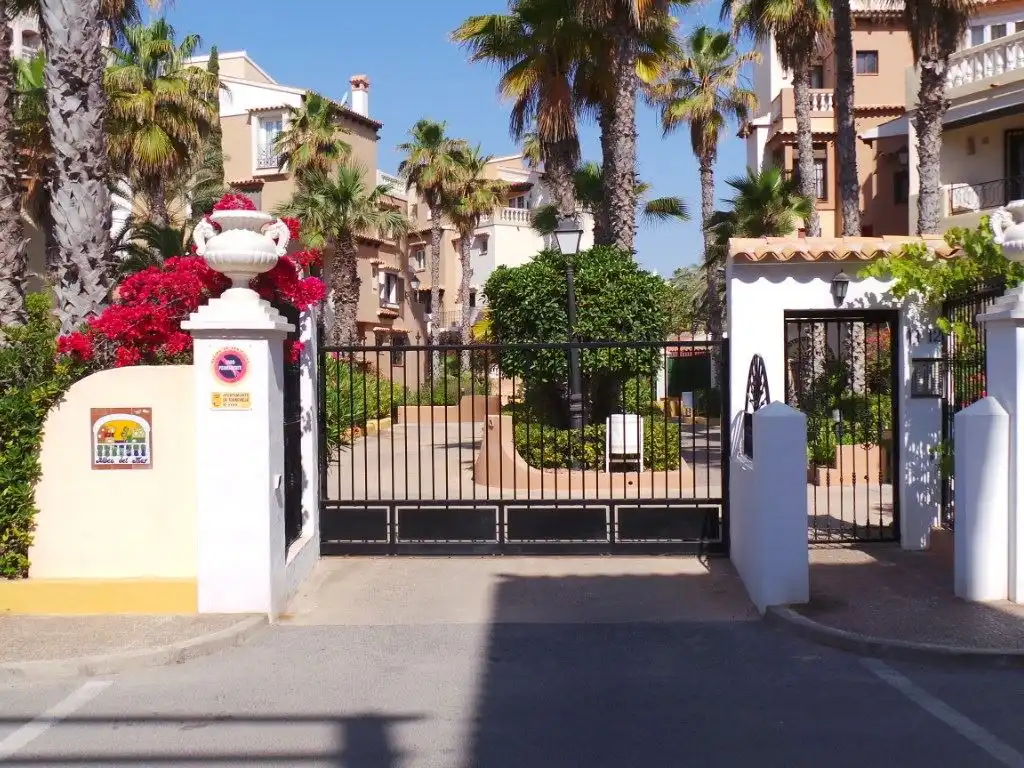Piso en venta en Torrevieja con Terraza y Piscina comunitaria