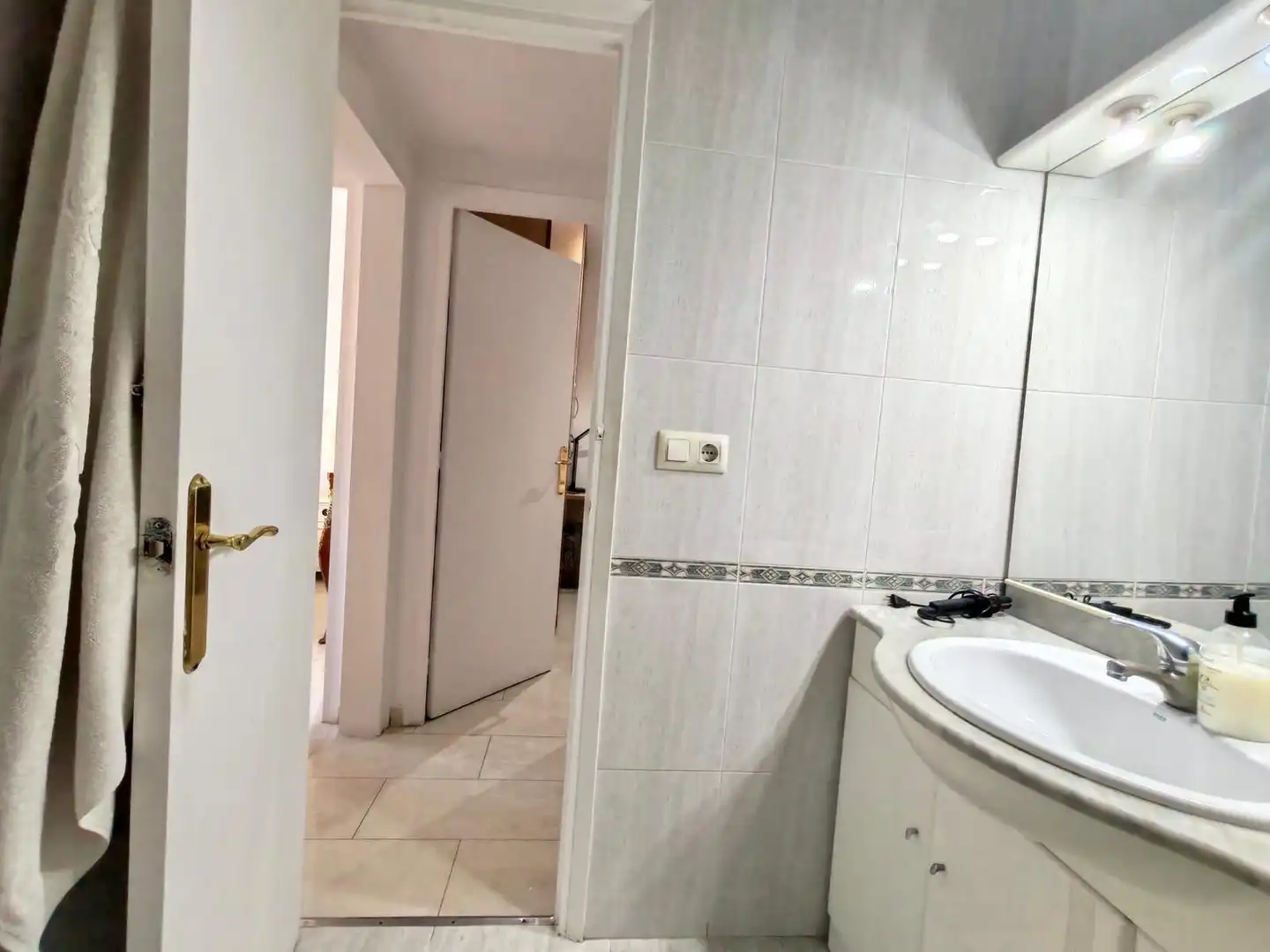 Bany de Planta baixa en venda en Barcelona amb Calefacció i Moblat