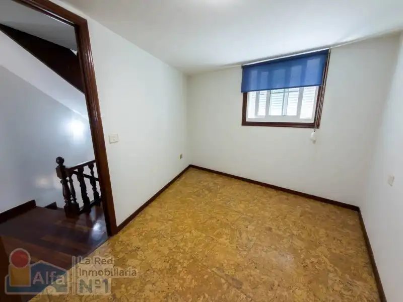 Casa adosada en venta en Vigo  con Calefacción, Jardín privado y Amueblado