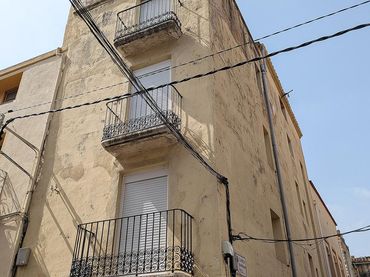 Casa amb balcó en venda a calle Sants Màrtirs 11