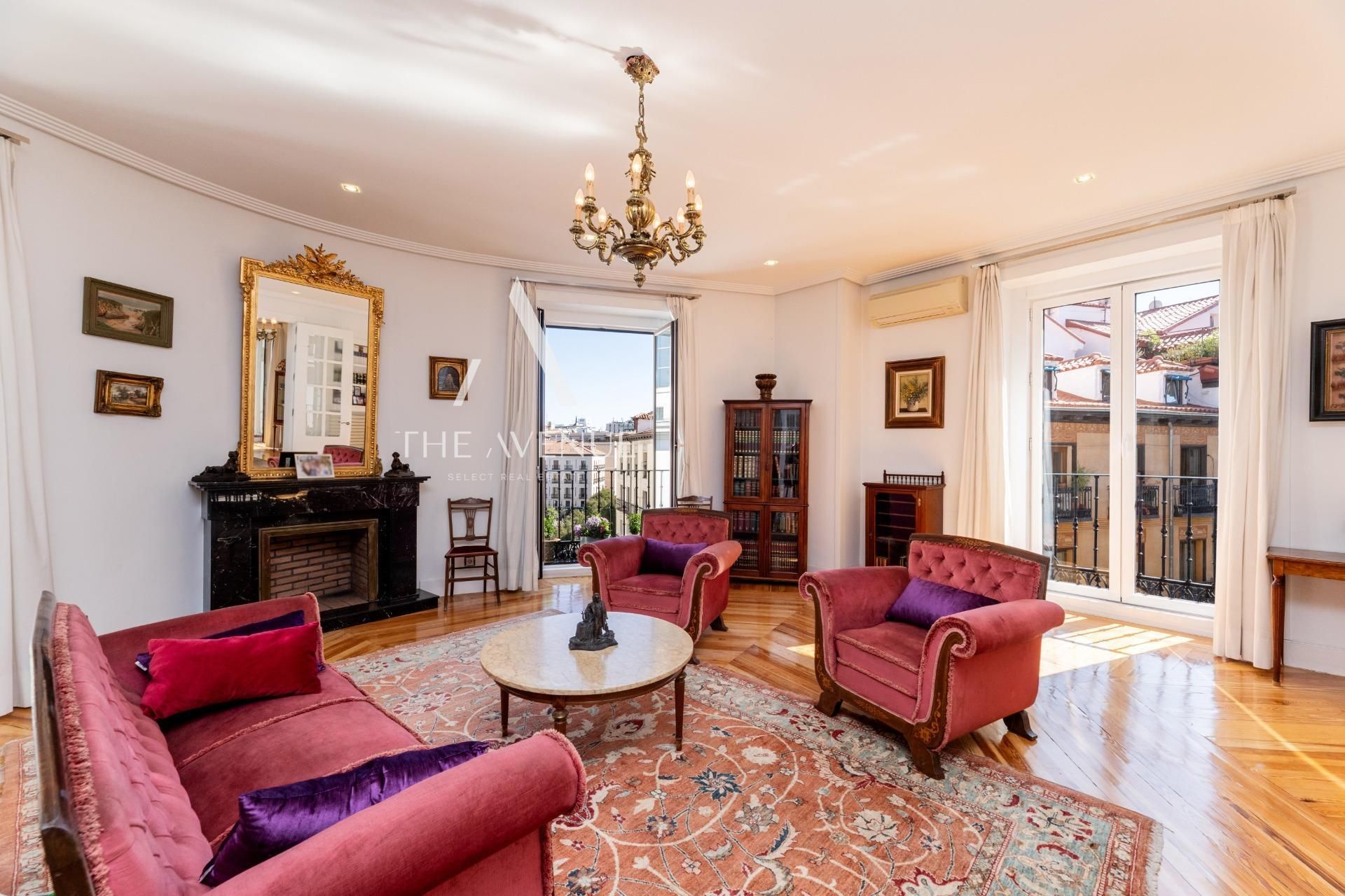 Living room of Flat for sale in  Madrid Capital  with Air Conditioner, Heating and Balcony