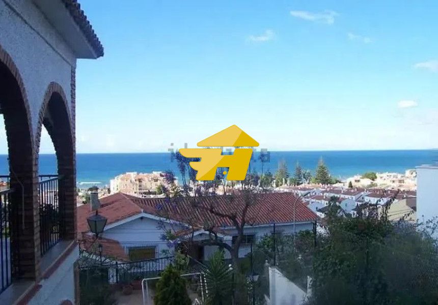 Vista exterior de Pis de lloguer en Rincón de la Victoria amb Jardí privat i Moblat