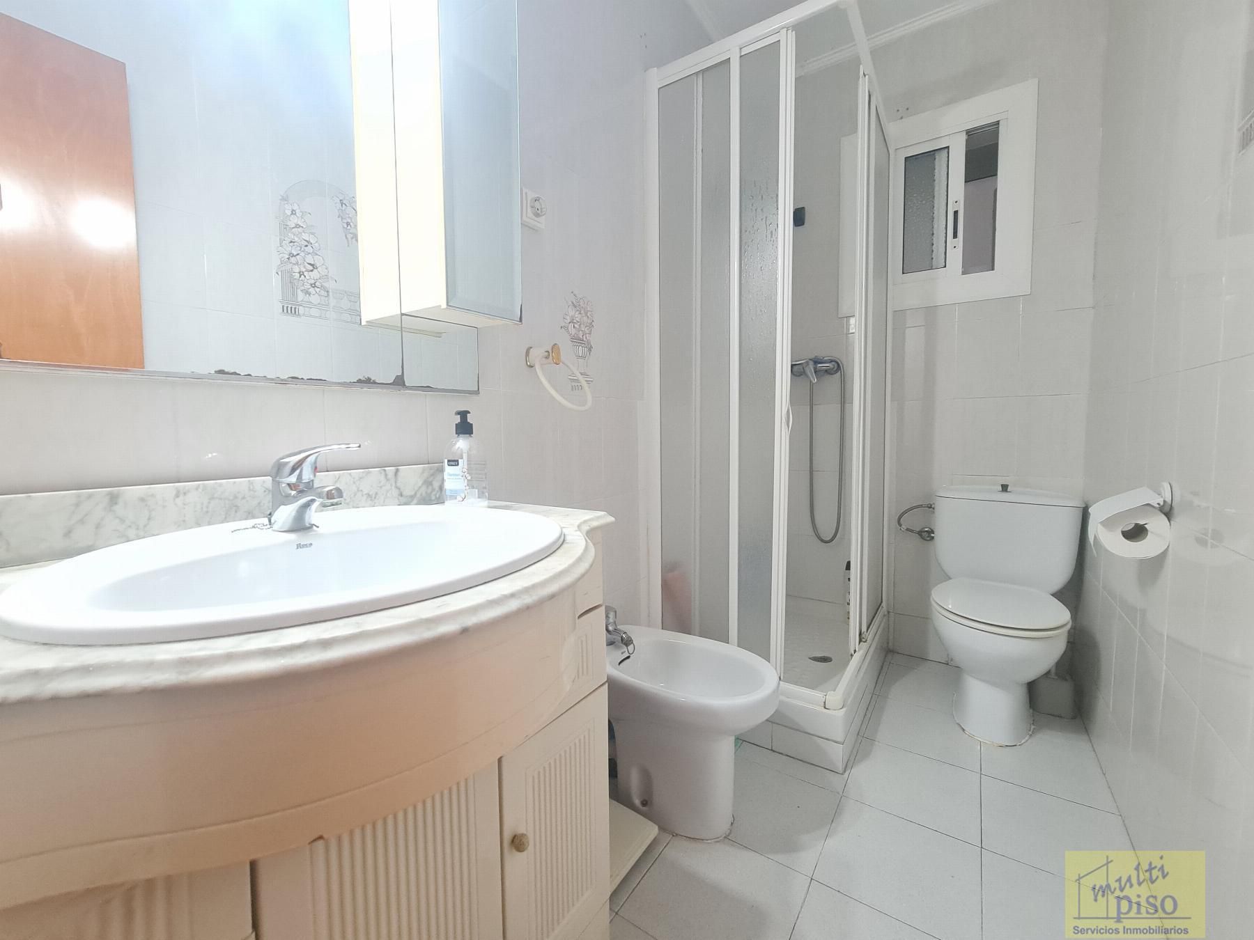 Bany de Pis en venda en L'Hospitalet de Llobregat amb Aire condicionat i Parquet