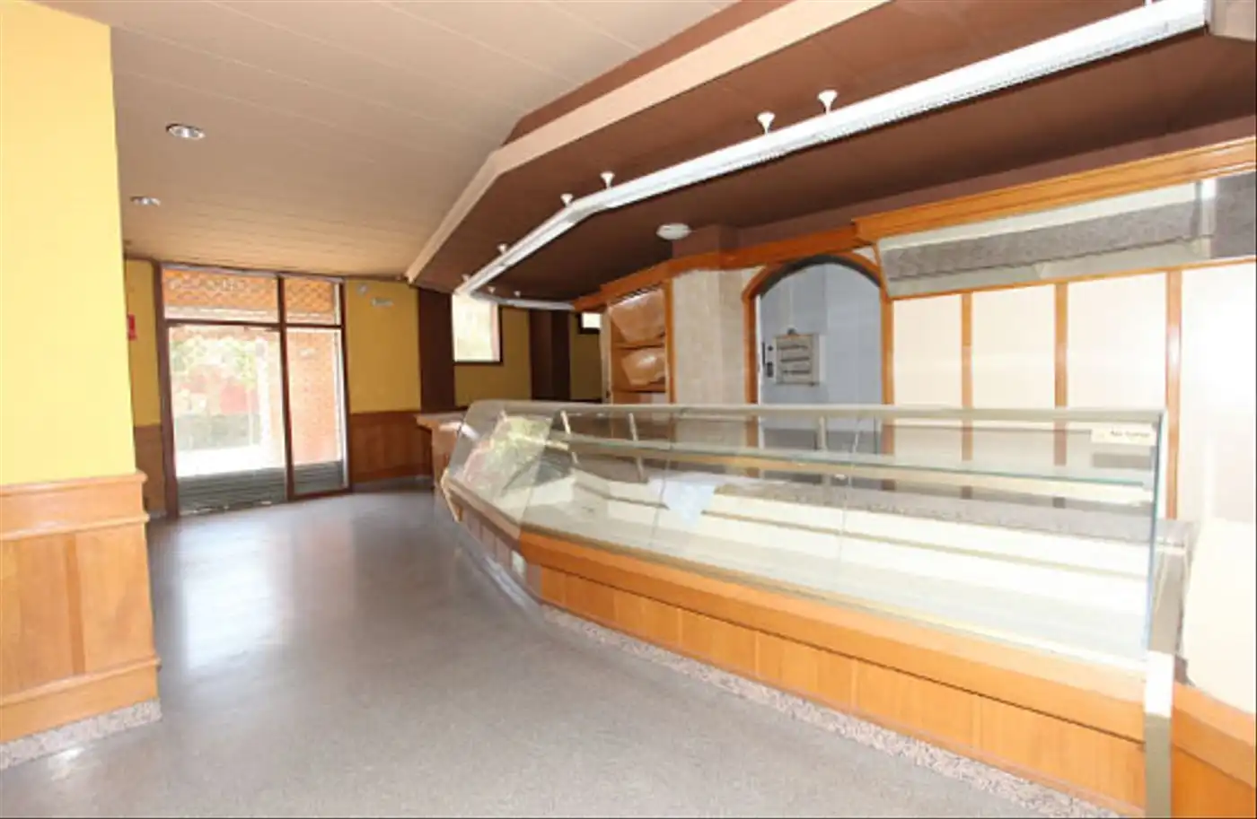 Commercial properties for sale in Terrassa  with Air Conditioner, Heating and Furnished