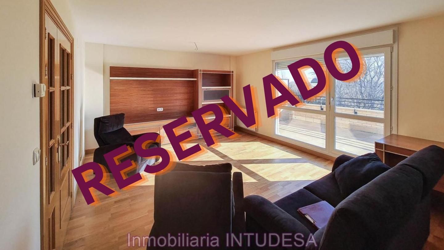 Sala d'estar de Casa adosada en venda en Murchante amb Calefacció, Jardí privat i Parquet