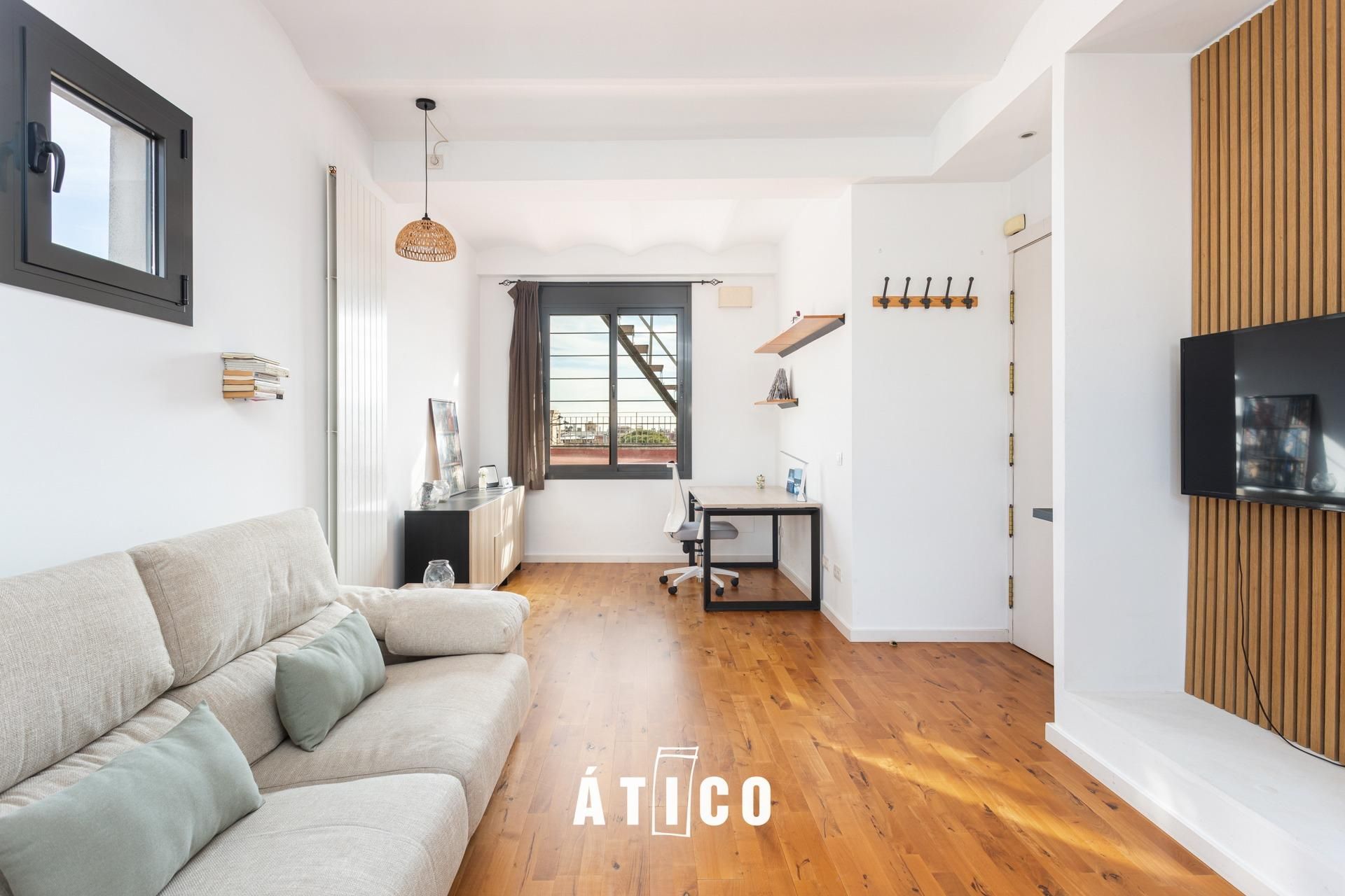 Living room of Attic for sale in  Barcelona Capital  with Heating, Parquet flooring and Terrace
