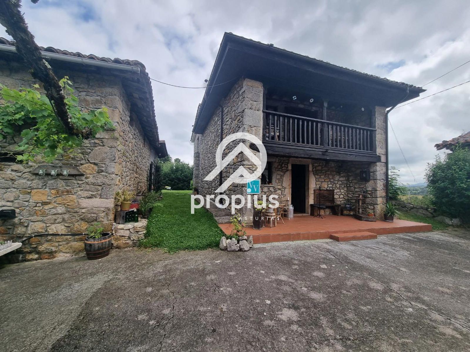 Vista exterior de Casa o xalet en venda en Cangas de Onís amb Calefacció, Jardí privat i Terrassa
