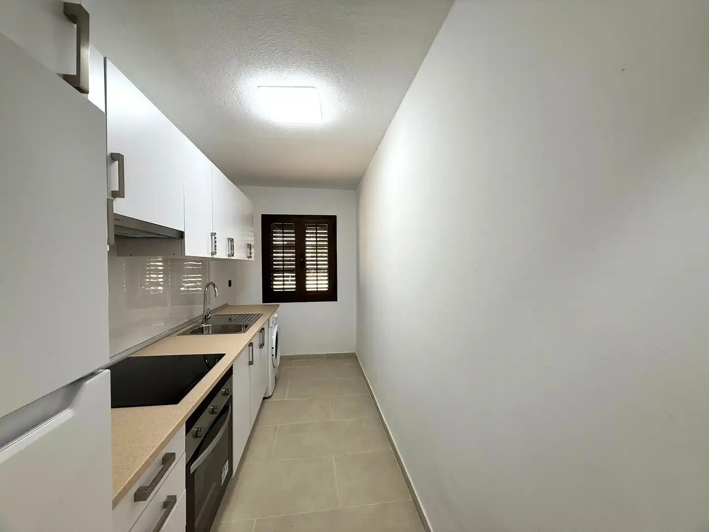 Küche von Wohnung zum Verkauf in Antigua mit Privatgarten, Terrasse und Alarm