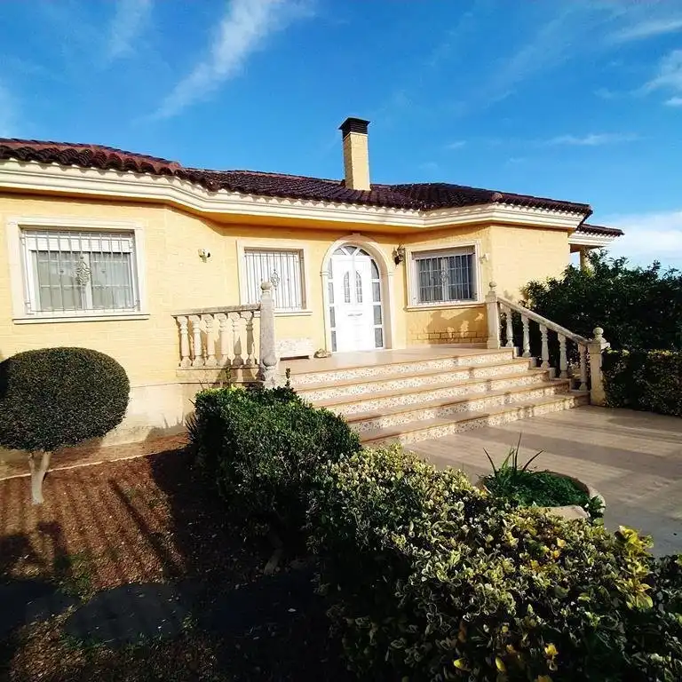 Vista exterior de Casa o xalet en venda en Orihuela amb Aire condicionat, Jardí privat i Terrassa