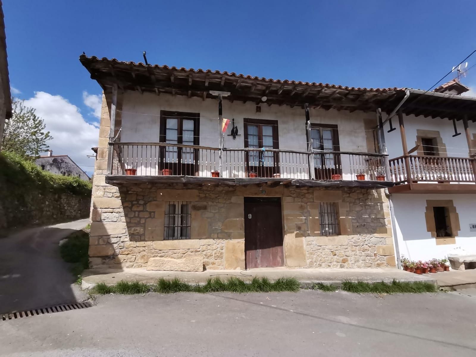 Exterior view of House or chalet for sale in Villacarriedo  with Private garden and Balcony