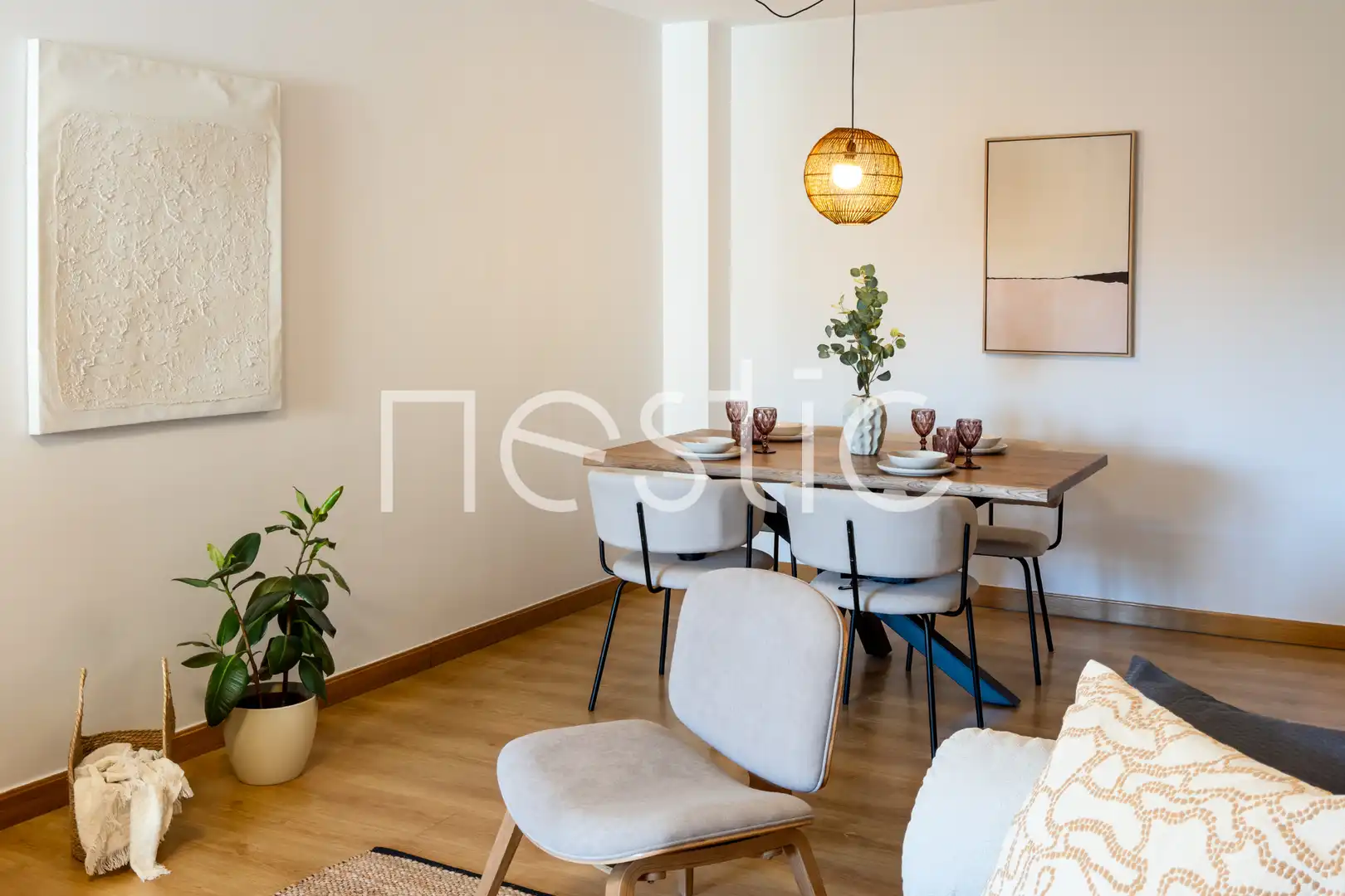 Menjador de Apartament de lloguer en Madrid amb Aire condicionat, Calefacció i Moblat