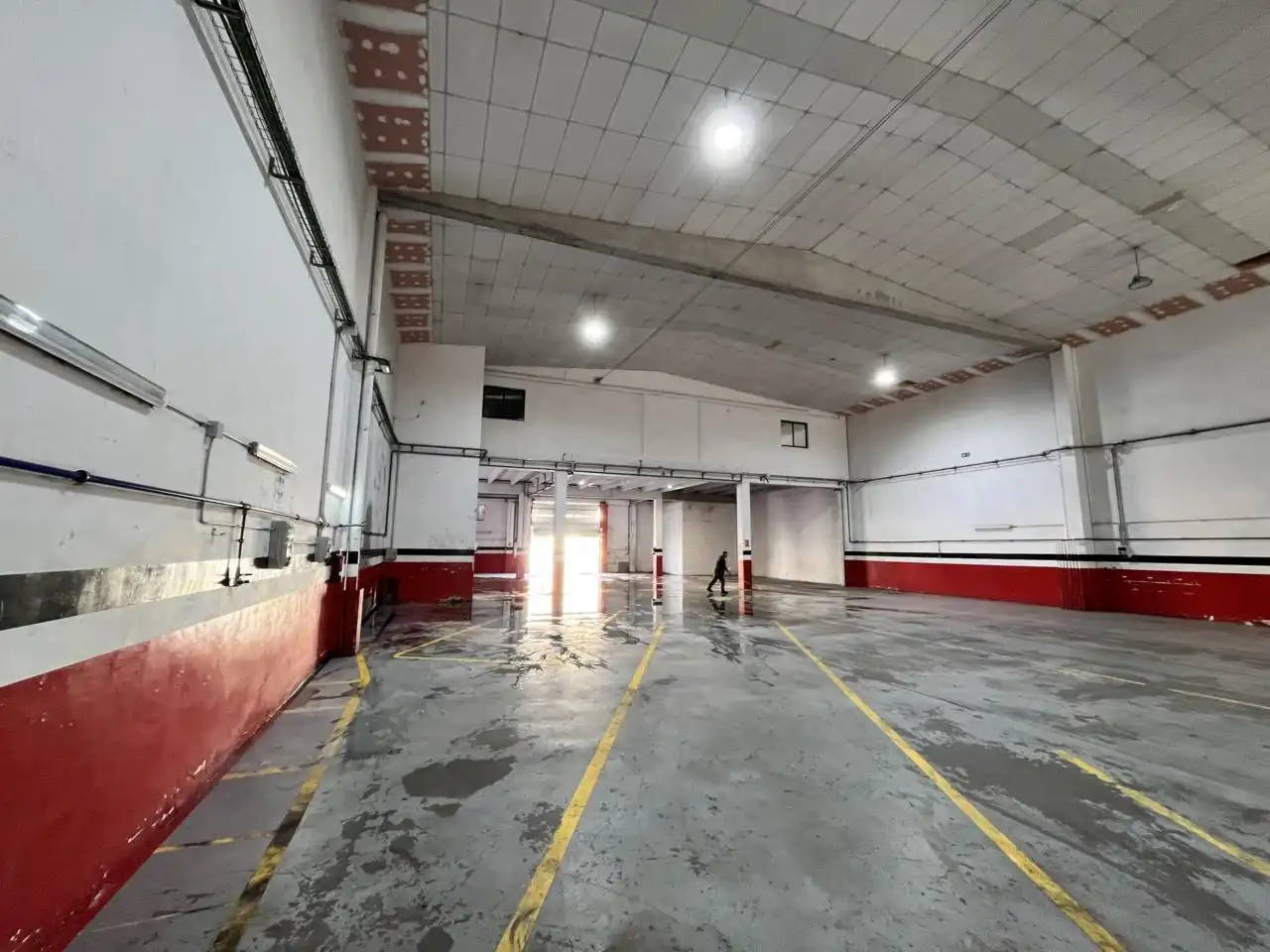 Parkplatz von Fabrikhallen zur Miete in Barcelona mit Heizung