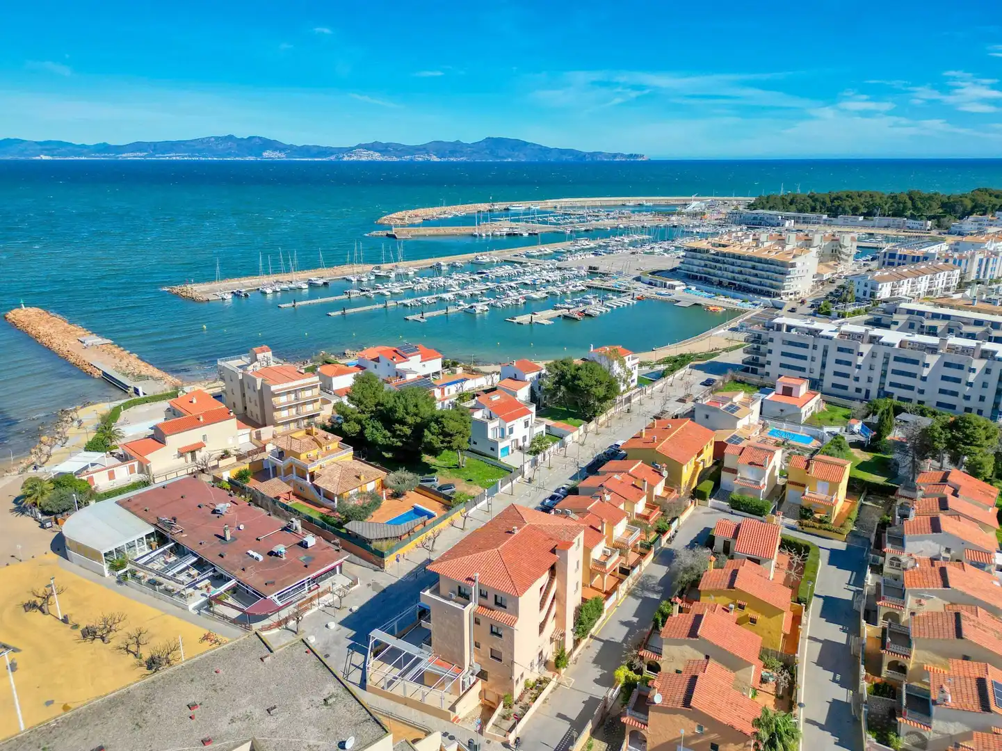 Vista exterior de Apartament en venda en L'Escala amb Terrassa i Moblat