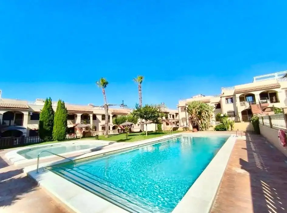 Piscina de Casa adosada de lloguer en Torrevieja amb Aire condicionat, Terrassa i Piscina