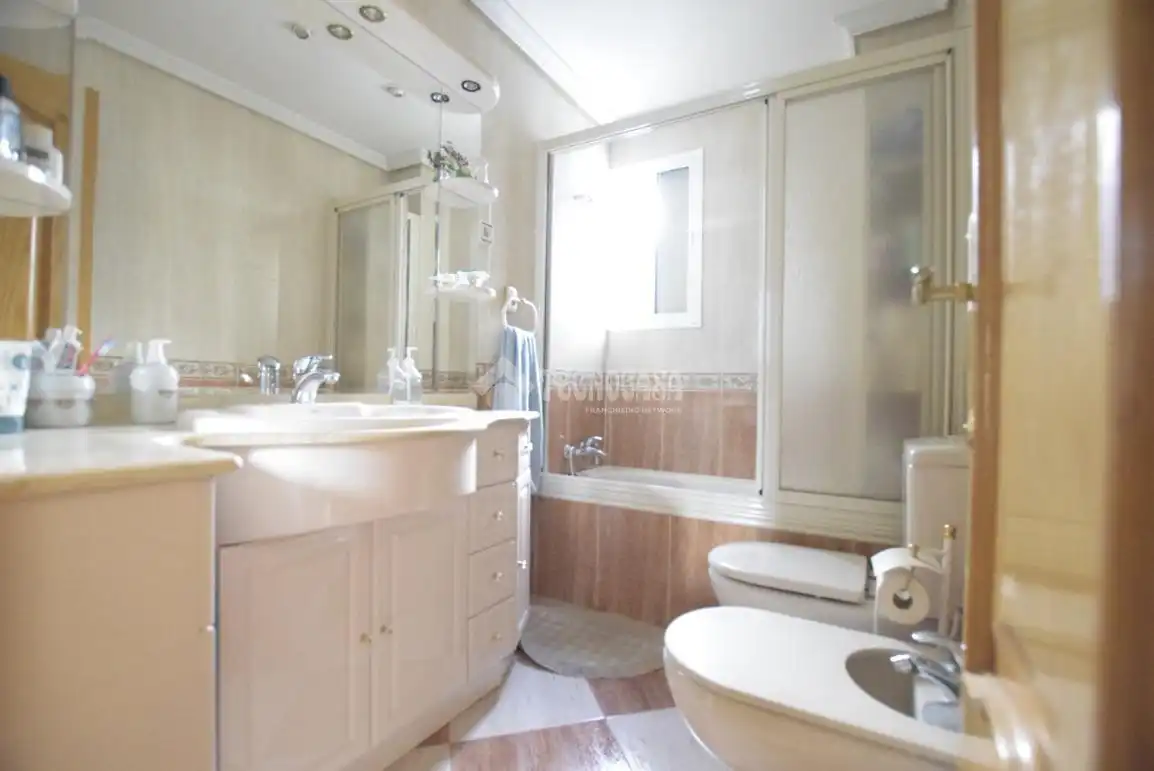 Badezimmer von Wohnung zum Verkauf in Alcorcón mit Klimaanlage, Heizung und Terrasse