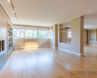 Living room of Flat to rent in  Madrid Capital  with Air Conditioner, Heating and Parquet flooring