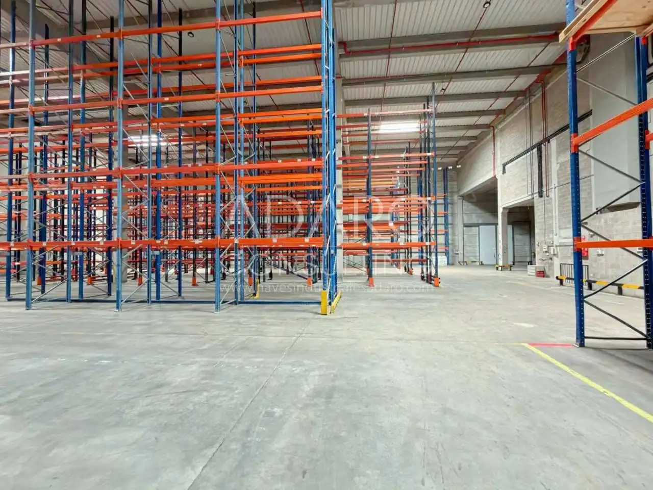 Nau industrial de lloguer a Calle Grabadores