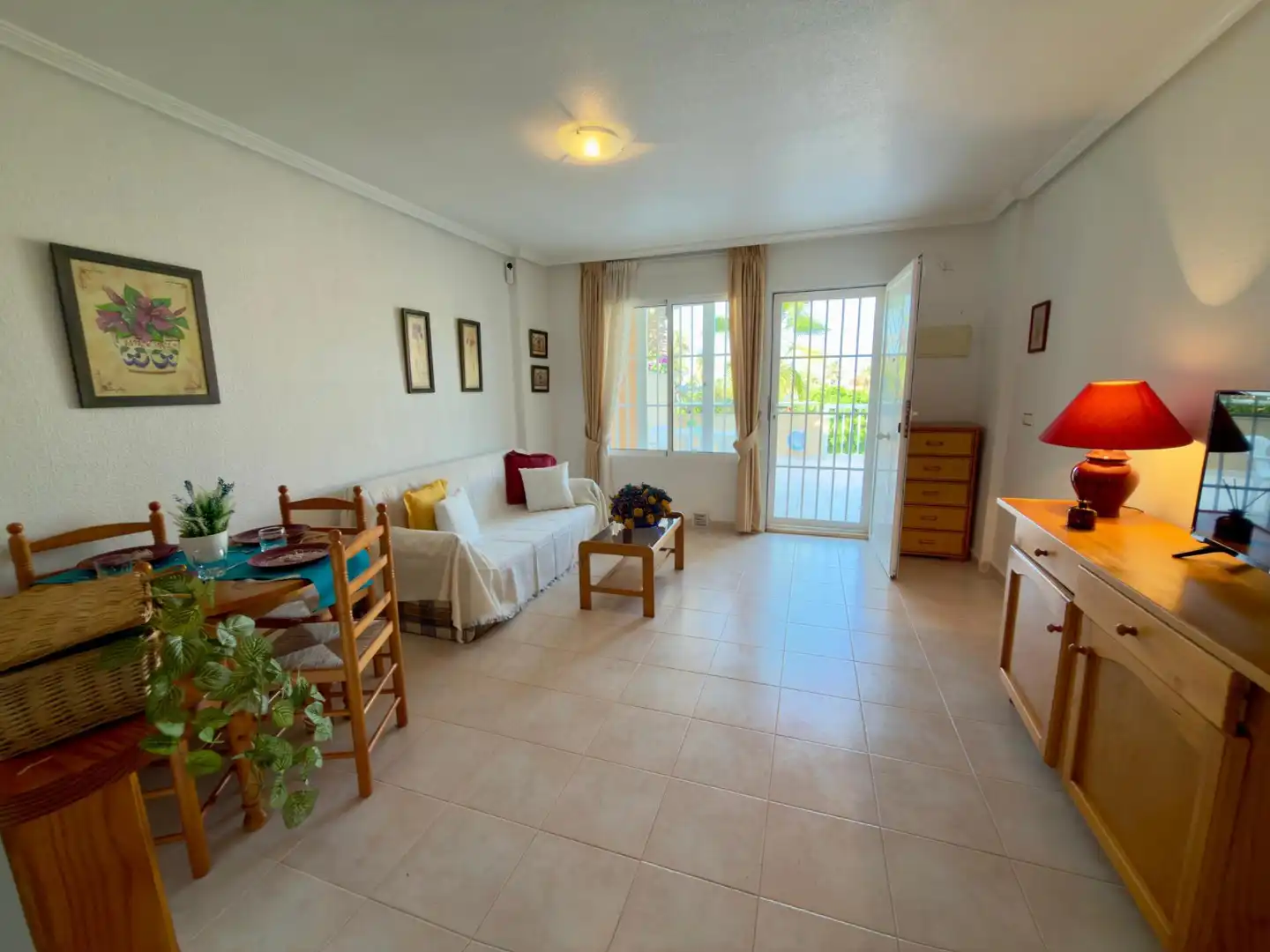 Sala de estar de Casa o chalet en venta en Torrevieja con Jardín privado, Amueblado y Piscina comunitaria