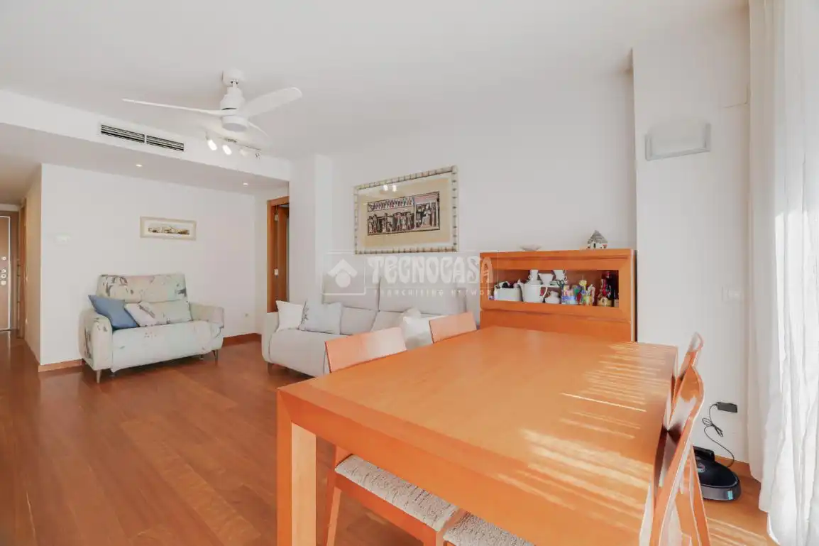 Sala de estar de Piso en venta en L'Hospitalet de Llobregat con Aire acondicionado, Calefacción y Balcón
