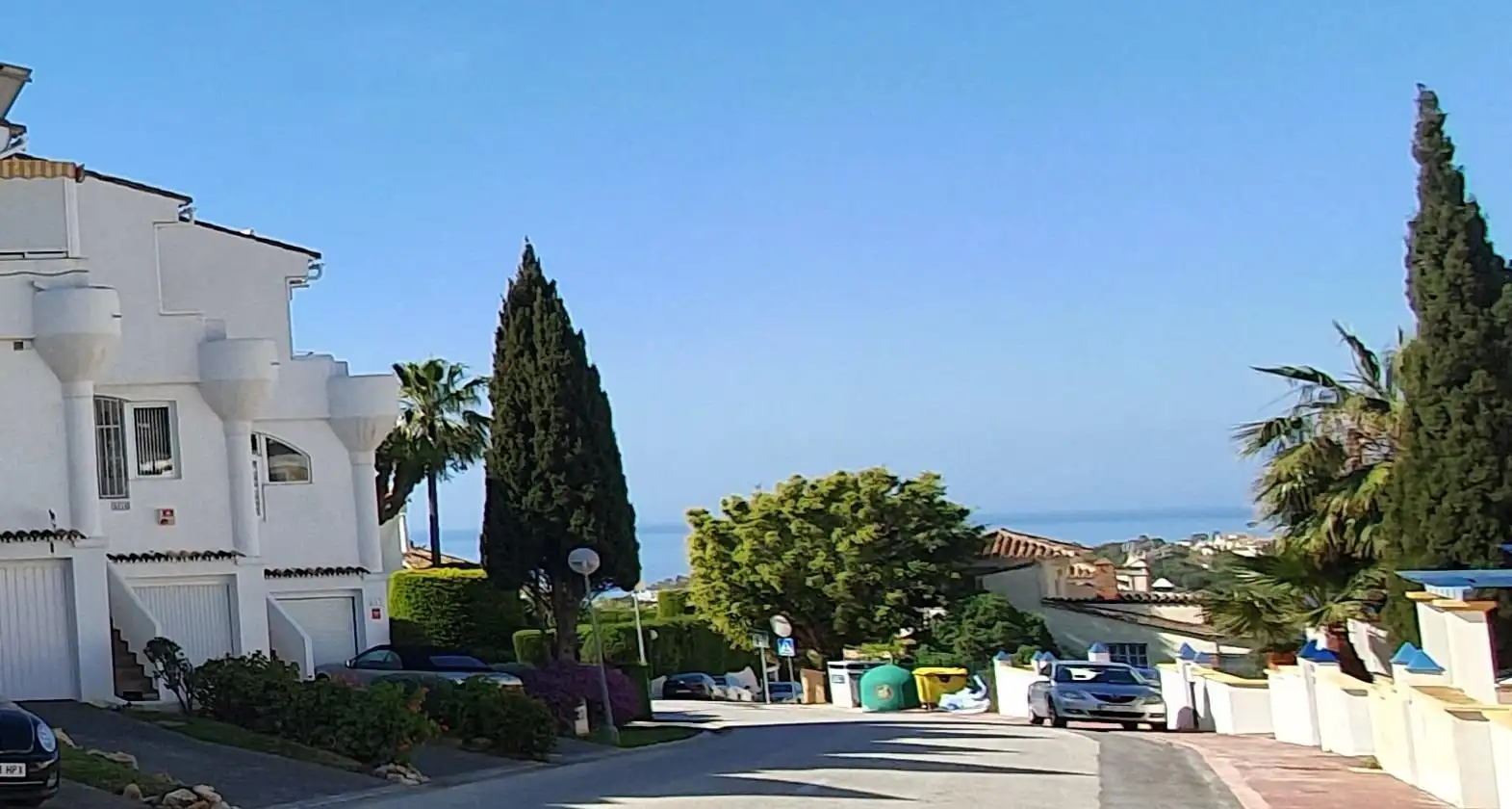 Vista exterior de Casa adosada en venda en Mijas amb Jardí privat, Terrassa i Traster