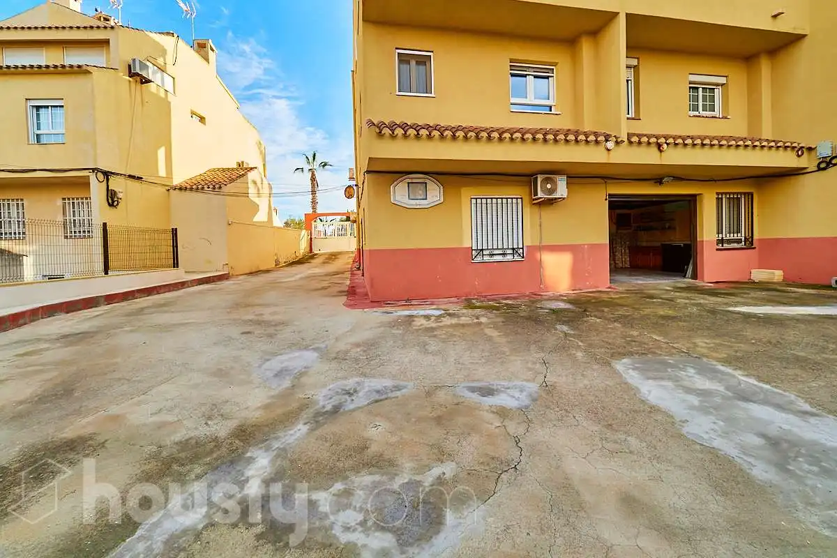 Vista exterior de Casa adosada de lloguer en Torrevieja amb Aire condicionat, Terrassa i Traster