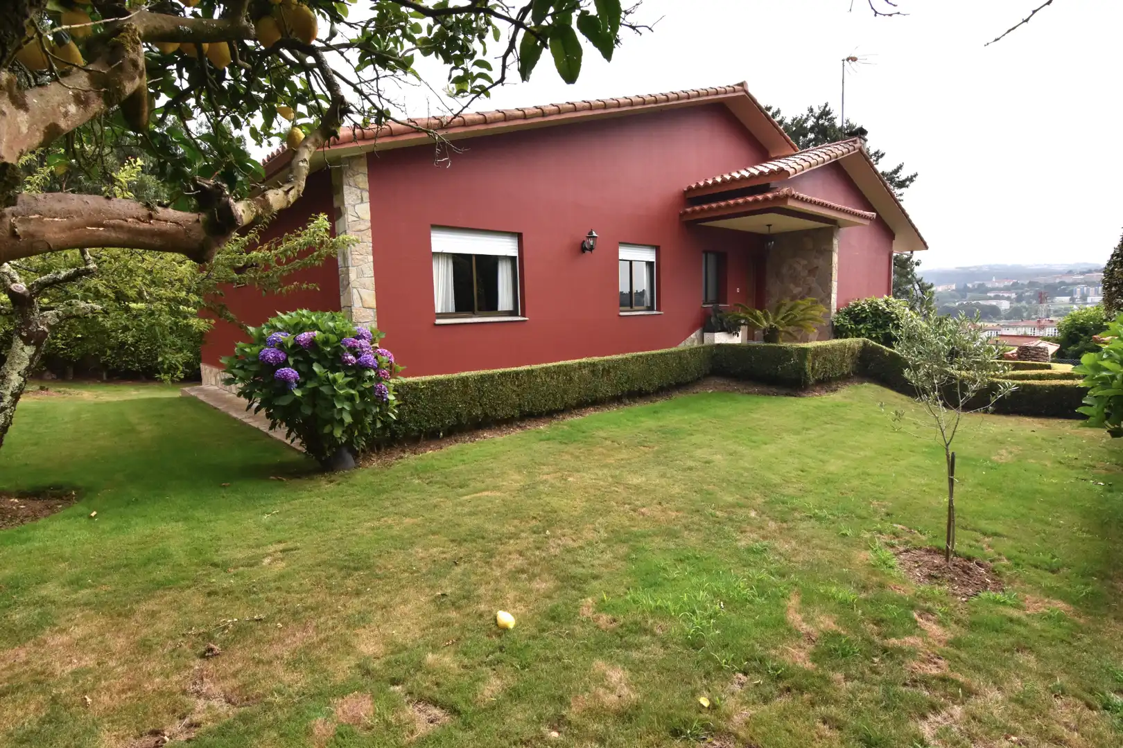 Vista exterior de Casa o chalet en venta en Oleiros con Calefacción, Jardín privado y Parquet