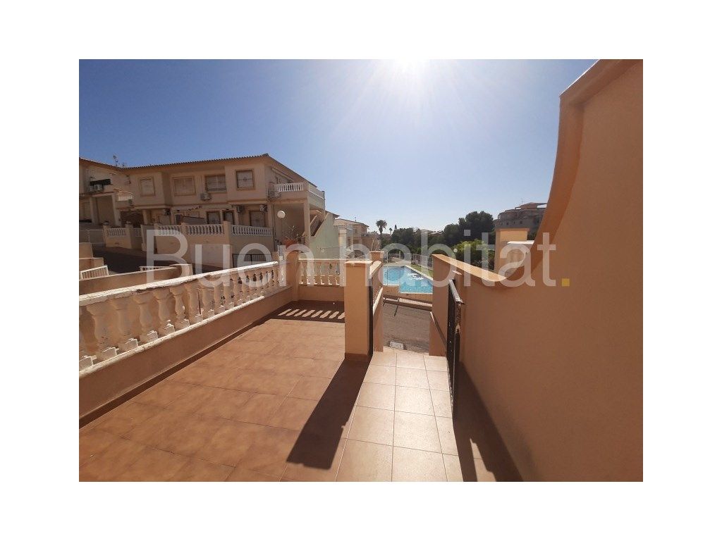 Vista exterior de Pis en venda en Orihuela amb Piscina