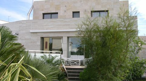 Casa al canal en gran parcela se vende en la Costa Brava, marina Empuriabrava