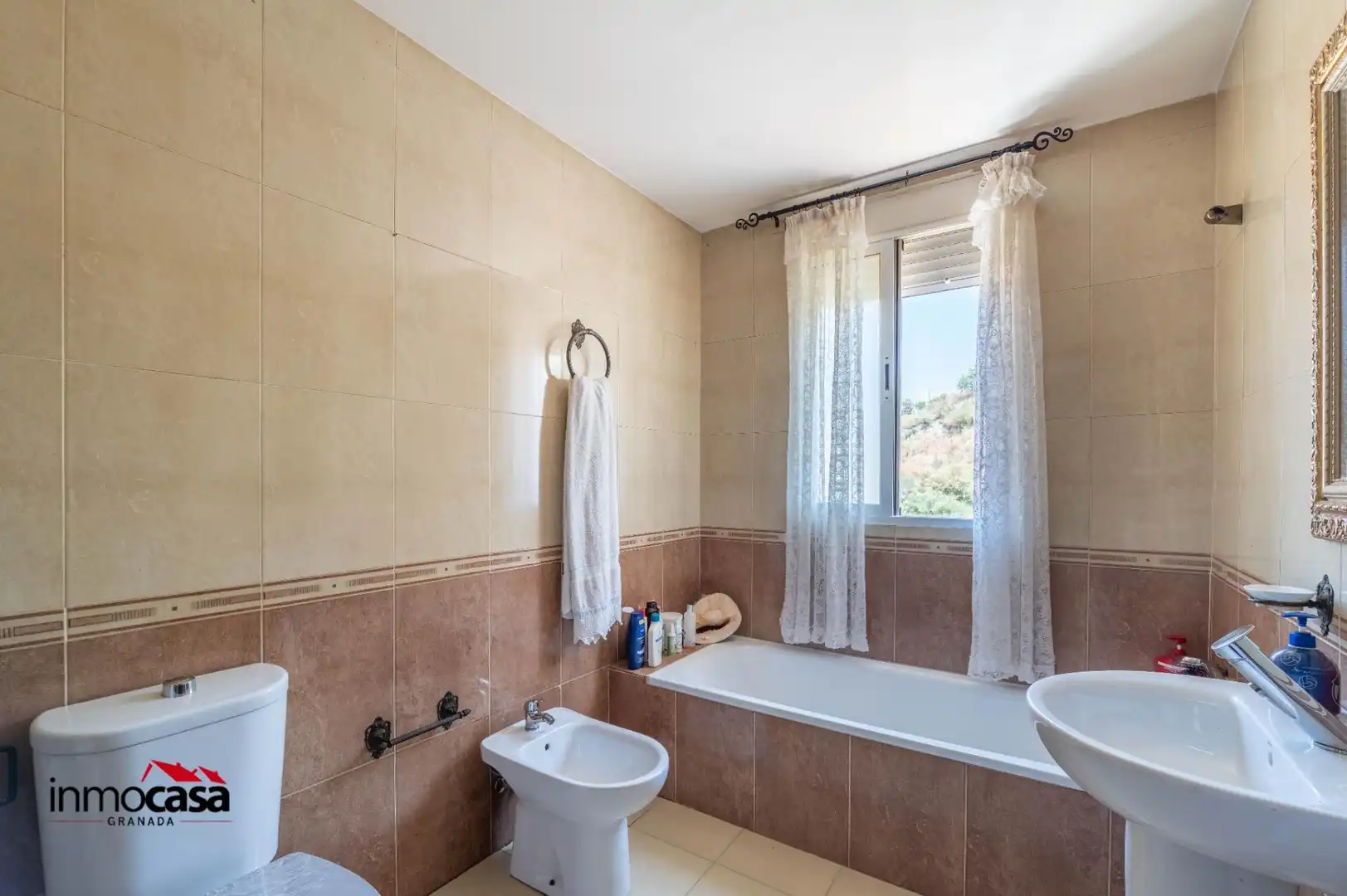 Baño de Casa adosada en venta en Jun con Aire acondicionado, Jardín privado y Piscina