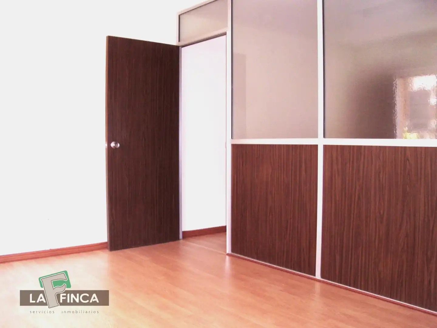 Schlafzimmer von Büro zum Verkauf in Oviedo 