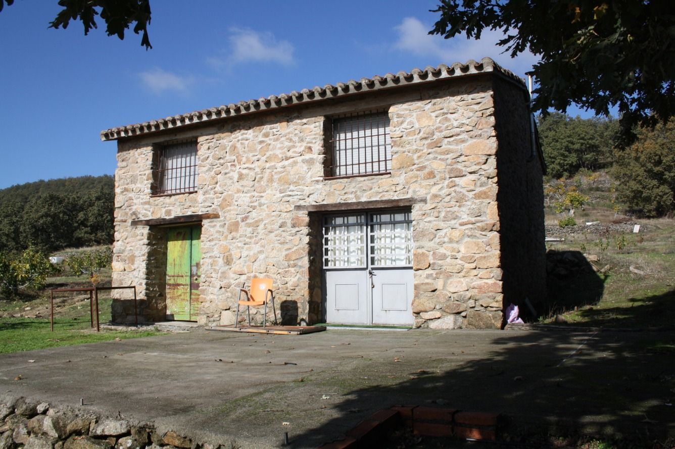 Vista exterior de Finca rústica en venda en Torremenga amb Jardí privat, Terrassa i Moblat