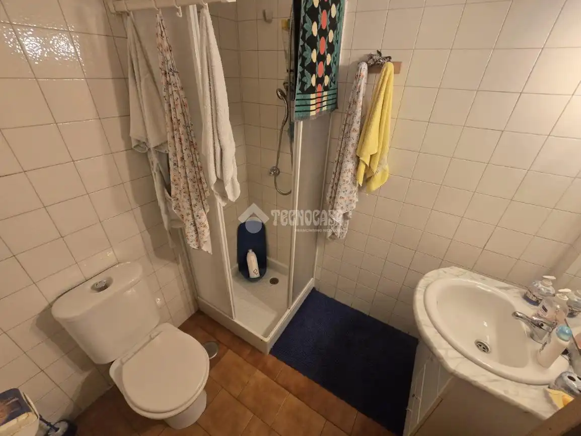 Bathroom of Flat for sale in Madrid  with Air Conditioner and Heating