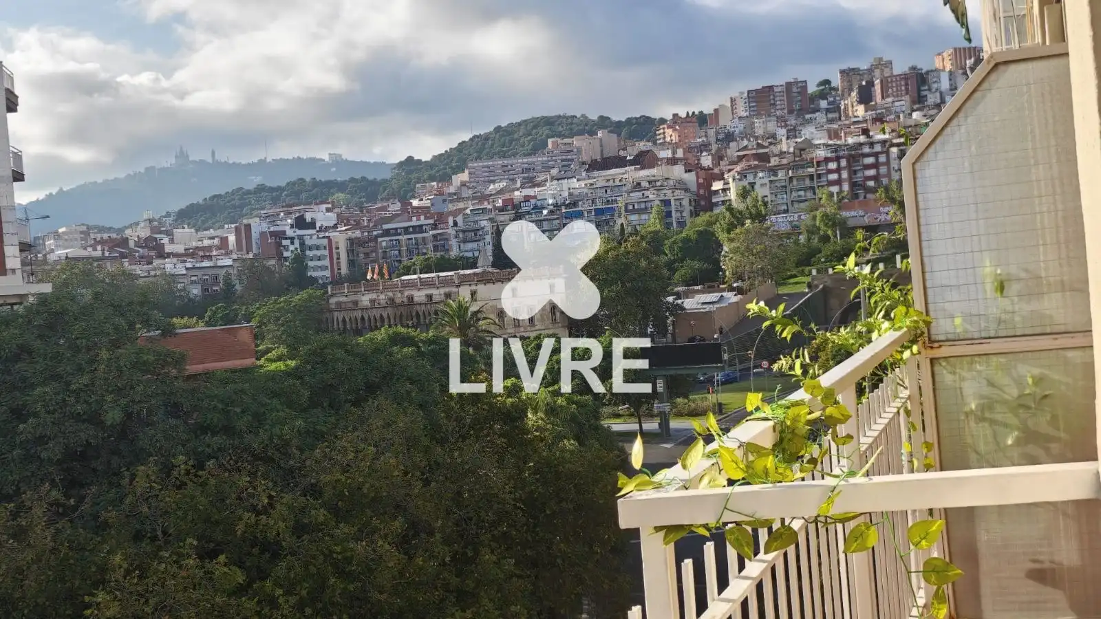 Vista exterior de Piso en venta en Barcelona con Calefacción y Balcón