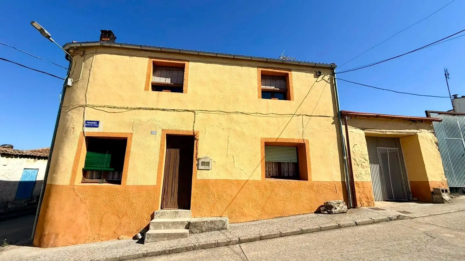 Vista exterior de Casa o xalet en venda en Torrecilla del Pinar amb Jardí privat, Traster i Moblat
