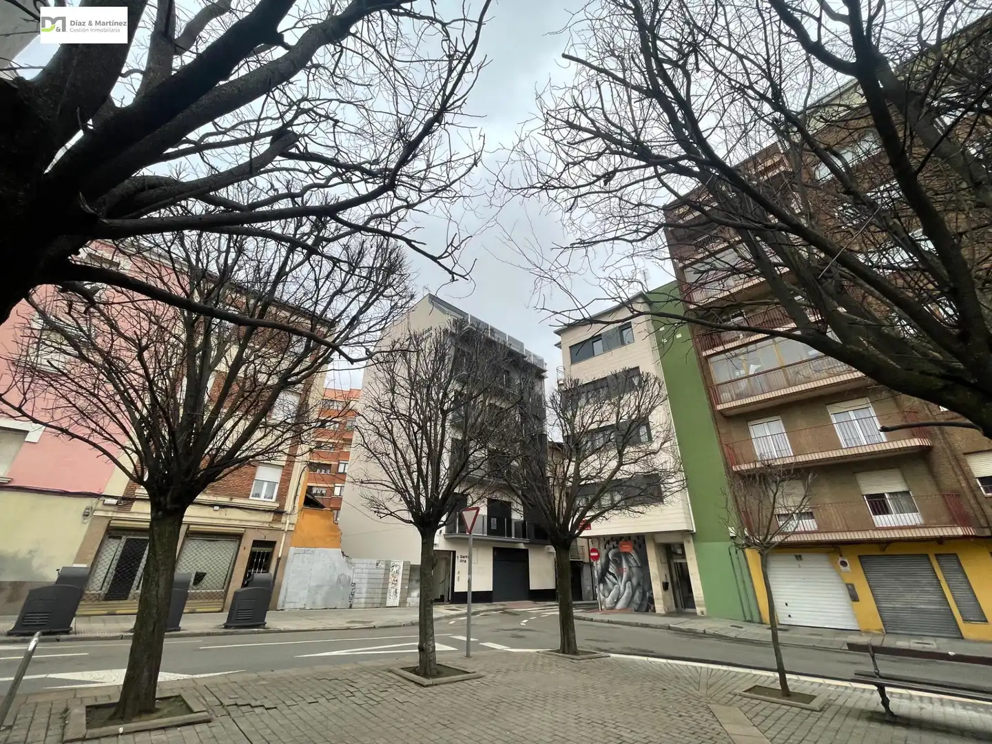 Vista exterior de Pis en venda en León Capital  amb Calefacció, Parquet i Terrassa