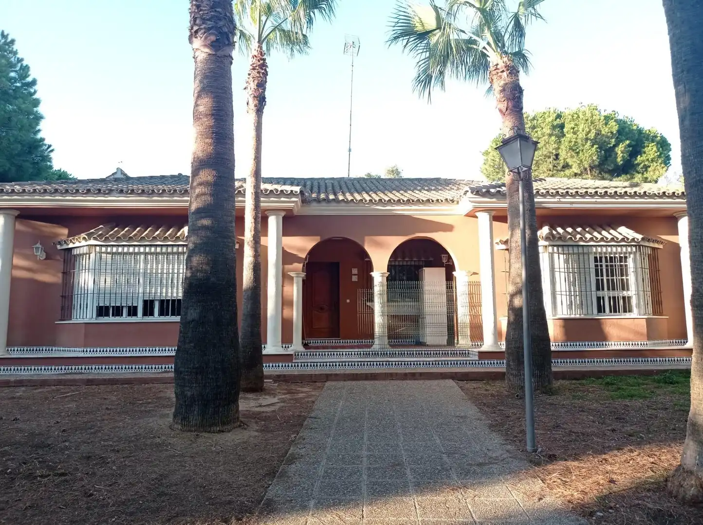 Vista exterior de Casa o chalet en venta en Chiclana de la Frontera con Aire acondicionado, Calefacción y Jardín privado